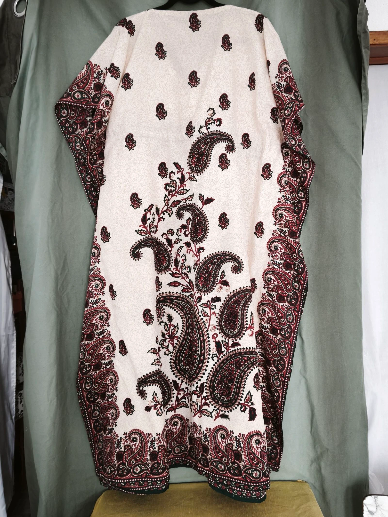Kaftan avec un élégant motif Paisley dans des tons beige et rouge. – photo 2